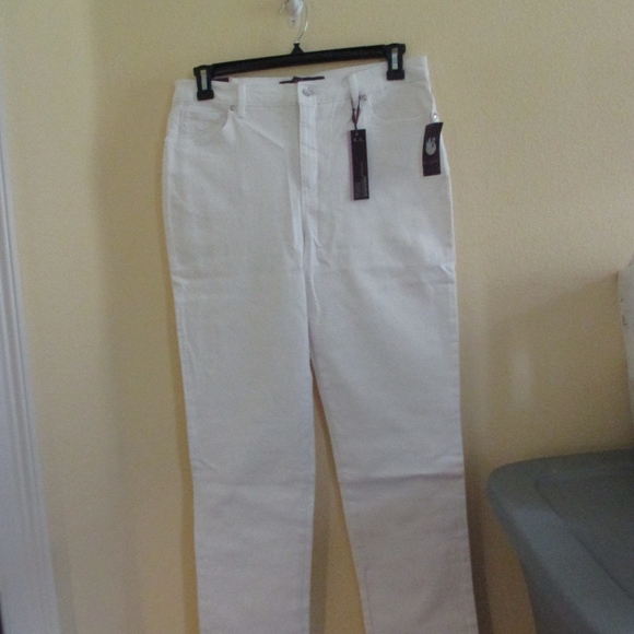 Gloria Vanderbilt Denim - NWT - GLORIA VANDERBILT white jeans - sz 14P - $40